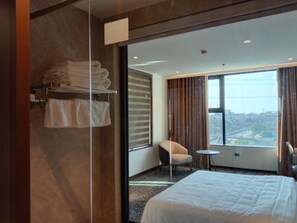 In-room safe, free WiFi, bed sheets -  Quynh Trang Hung Yen Hotel (Van Lam)