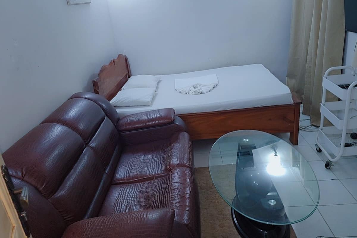 Signature studio, 1 queensize bed | Woonruimte | Een 32-inch ledtelevisie met satellietzenders en een televisie