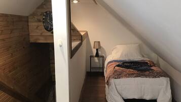 3 bedrooms, desk, iron/ironing board, travel crib