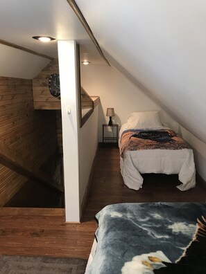 3 soverom, skrivebord, strykejern/-brett og reiseseng for barn