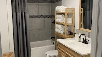 Asciugacapelli, asciugamani, sapone, shampoo