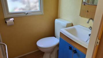 Regadera, toallas, papel de baño