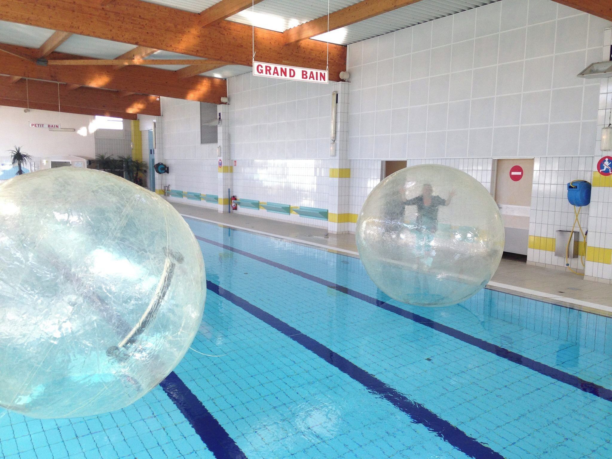 Een binnenzwembad en een buitenzwembad