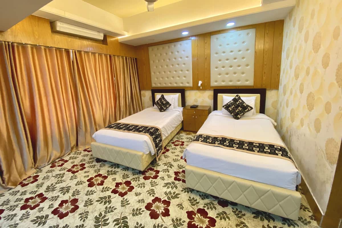 Deluxe Twin Room | Desk, laptop workspace, free WiFi, bed sheets