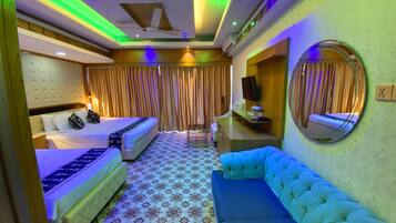 Deluxe driepersoonskamer | Een bureau, een laptopwerkplek, gratis wifi, beddengoed