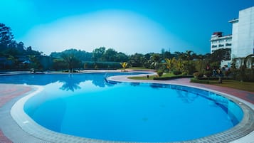 Una piscina al aire libre