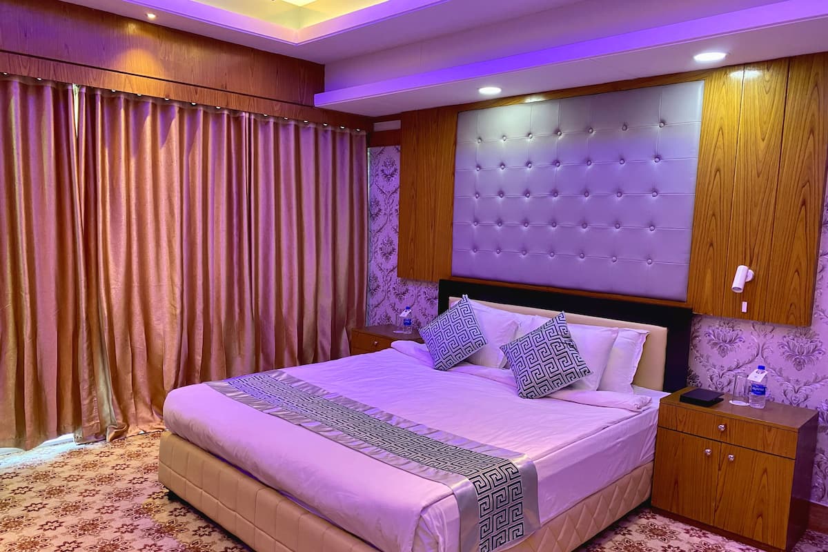 Premier Double Room | Desk, laptop workspace, free WiFi, bed sheets