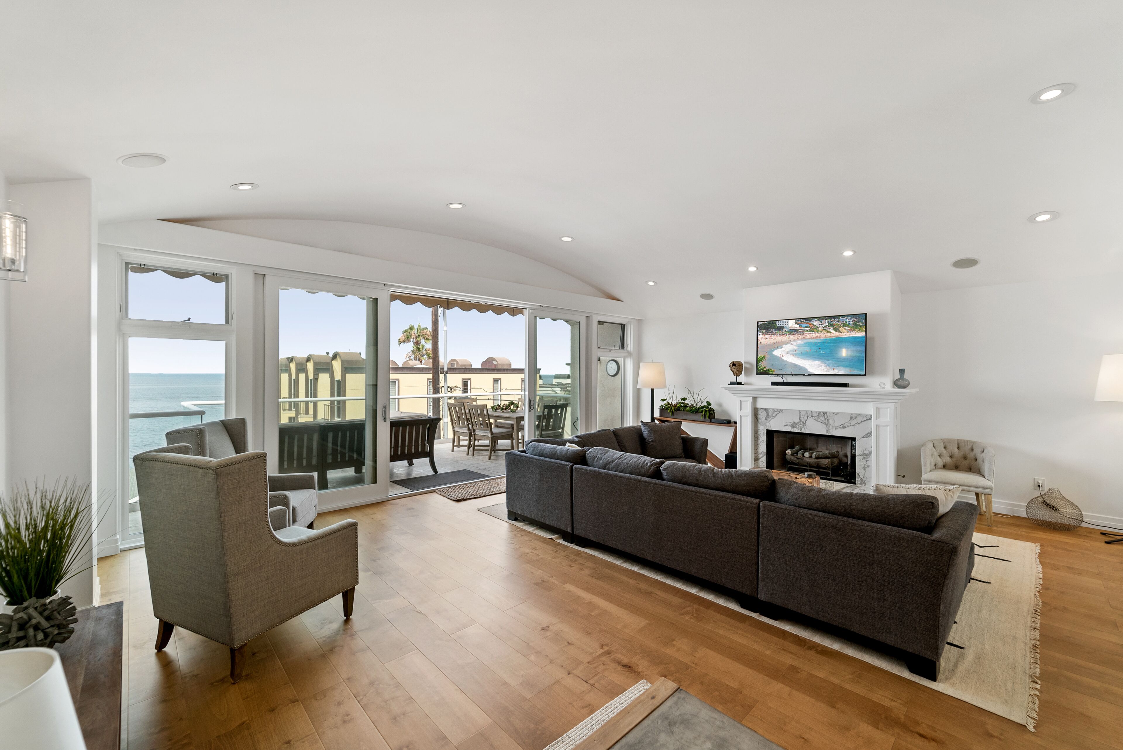 Smart TV, books, stereo