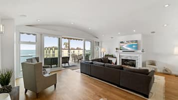 Smart-TV, Bücher, Stereoanlage