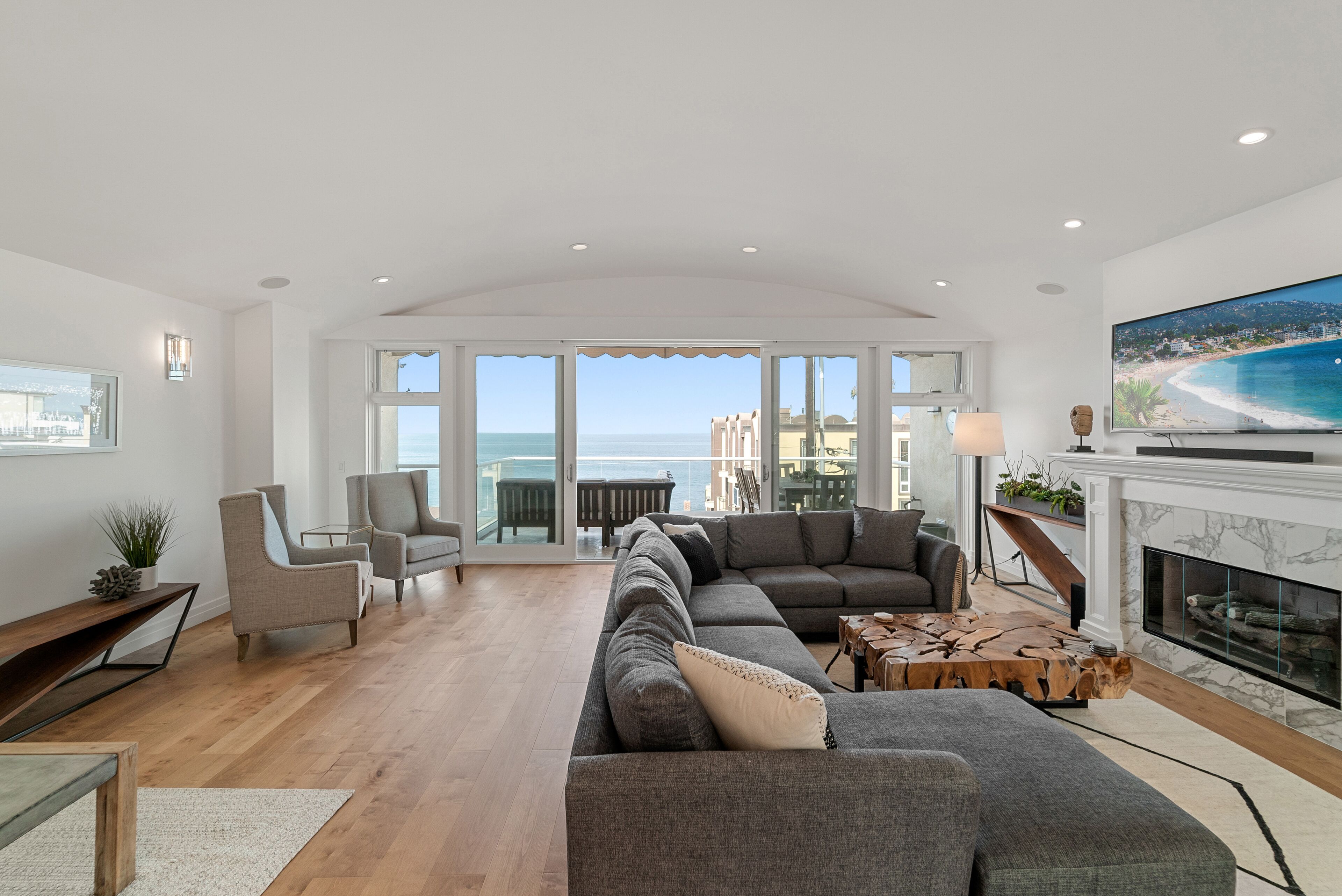 Smart-TV, Bücher, Stereoanlage