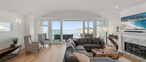 TV connectée, livres, chaîne hi-fi