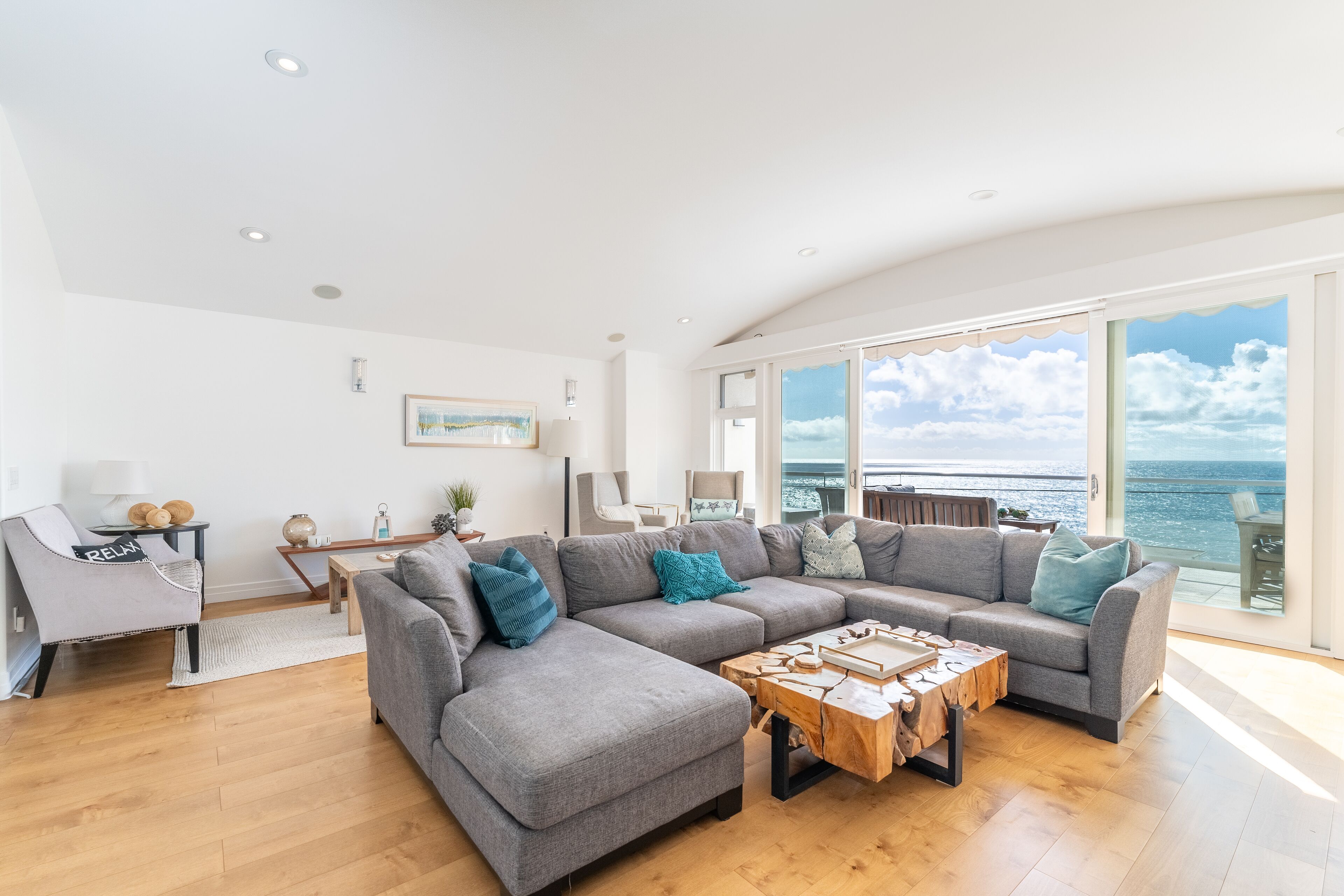 Smart-TV, Bücher, Stereoanlage