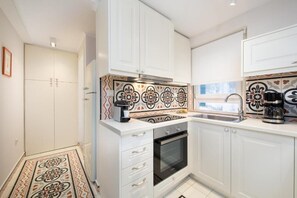 デザイン アパートメント | 専用キッチン | 大型冷蔵庫、電子レンジ、オーブン、コンロ