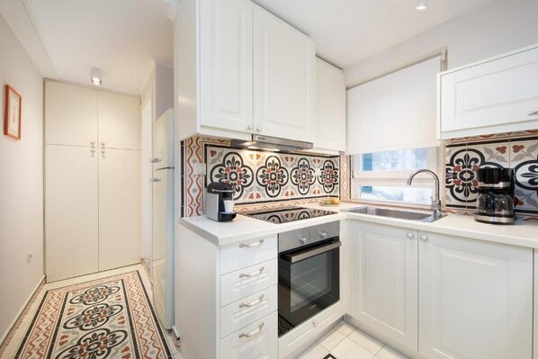 Design-Apartment | Eigene Küche | Großer Kühlschrank, Mikrowelle, Ofen, Herdplatte
