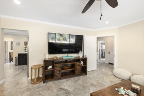 Interior - Casa Tortuga - tropical getaway & central to many amenities! (Sarasota)