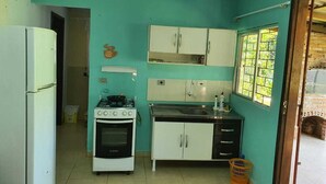 Biệt thự truyền thống | Bếp riêng | Tủ lạnh, lò vi sóng, dụng cụ nấu nướng/bát dĩa/dao nĩa 