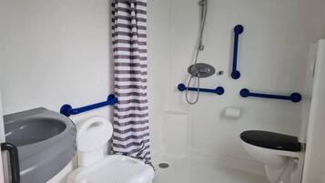 Regadera, toallas, papel de baño