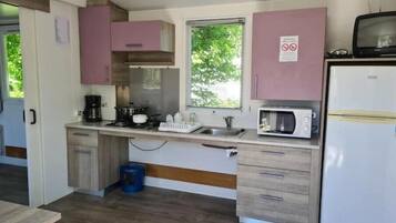 Refrigerador, microondas, parrilla de estufa y cafetera y tetera