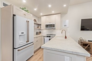 Fridge, microwave, oven, stovetop - Exceptional community! Biltmore/Arcadia location. Impeccable! King Bed! (Phoenix)