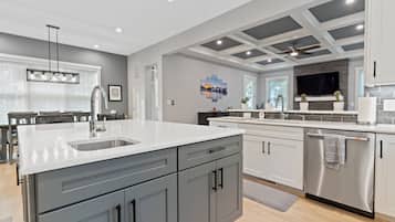 冰箱、微波炉、烤箱、炉灶