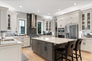 Fridge, microwave, oven, stovetop - The White House DC/Arlington (Arlington)