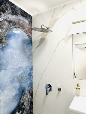 Dusche, Haartrockner, Handtücher