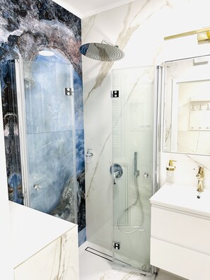 Douche, sèche-cheveux, serviettes fournies