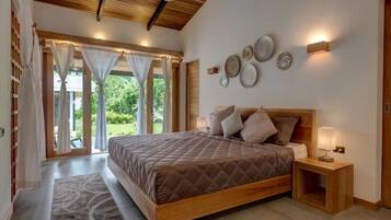 4 bedrooms, in-room safe, desk, iron/ironing board
