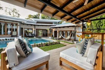 Villa Port Vell, new home 4 BR/4 BA, pool and bar! Now with A/C