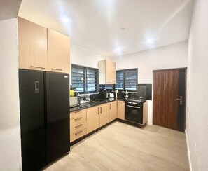 Køleskab, mikrobølgeovn, ovn, kogeplade