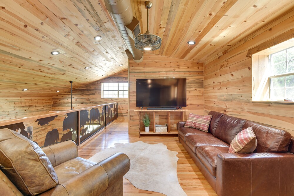 Early Cabin w/ Deck ~ 20 Mi to Lake Brownwood!