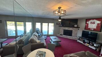 Smart TV, fireplace