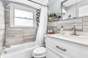 Shower, hair dryer, towels, soap - Cozy 3BR Gem - Near Detroit Airport (Livonia)