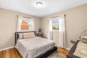 3 quartos, escrivaninha, berço de viagem, Wi-Fi de cortesia