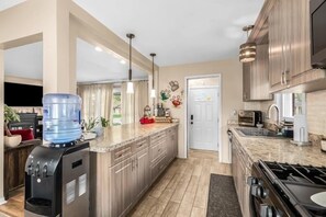 Geladeira, micro-ondas, fogão, cooktop