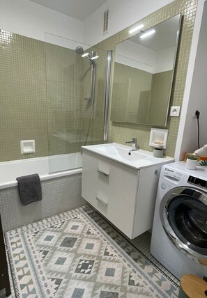 Baignoire, séchoir à cheveux, serviettes fournies