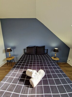 3 bedrooms, desk, free WiFi, bed sheets - Typical Mans house, renovated, quiet, with exterior - In the centre - 8 places (Le Mans)