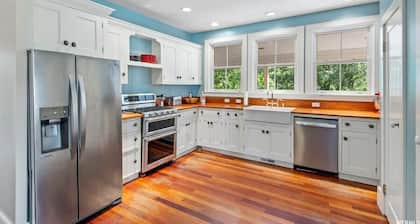 Hobble Creek Canyon: 35+ Guest Mountain Retreat, Hot Tub on 50-Acres