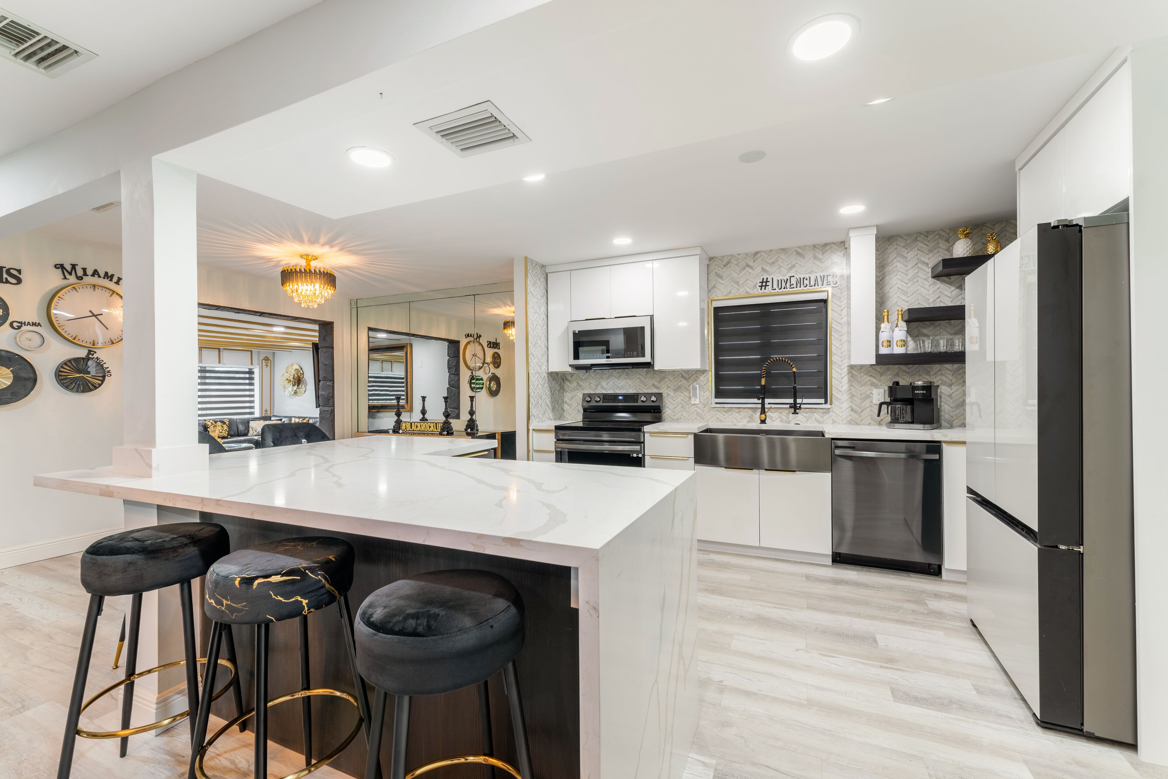 Refrigerador, microondas, horno y parrilla de estufa 