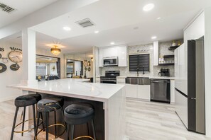 Refrigerador, microondas, horno y parrilla de estufa