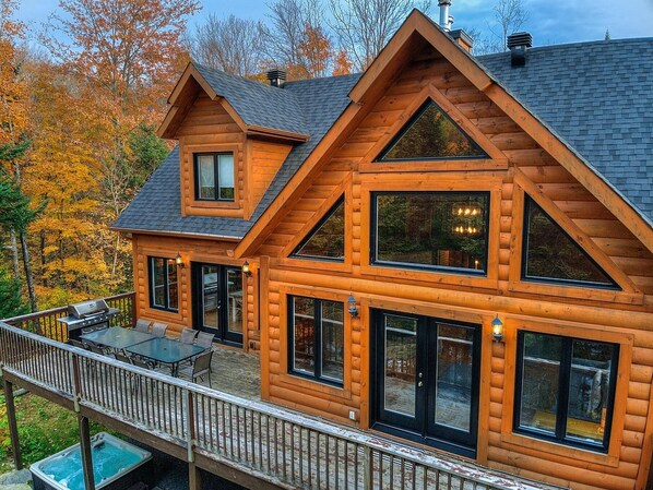 Outdoor dining - Chalet Le Montcalm . (Montcalm)