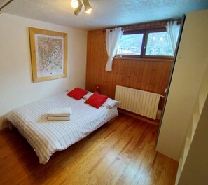 3 Schlafzimmer, Schreibtisch, Bügeleisen/Bügelbrett, Reisekinderbett