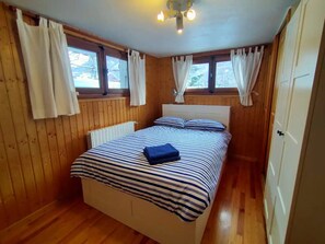 3 bedrooms, desk, iron/ironing board, travel cot