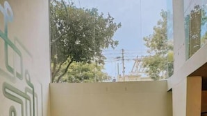 Una sala de estar moderna con un sofá, sillones, una mesa de centro y una planta en maceta.