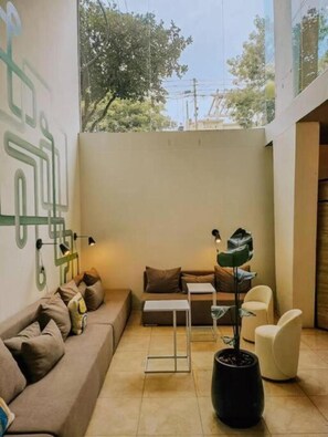 Lobby sitting area - Casa Campus Palermo Cabrera (Buenos Aires)