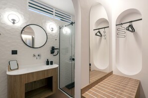 Design Double Room, 1 Queen Bed, Non Smoking, Courtyard View (30) | Bathroom | Shower, rainfall showerhead, free toiletries, hair dryer - SARTORI CONCEPT HOTEL (Heraklion)