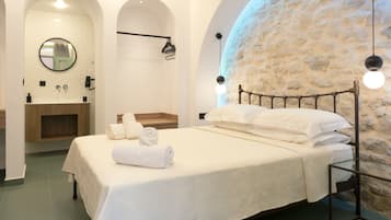 Quarto triplo design, 1 cama Queen e sofá-cama, para não fumantes, vista para o pátio (00) | Roupas de cama premium, camas com colchões pillow-top