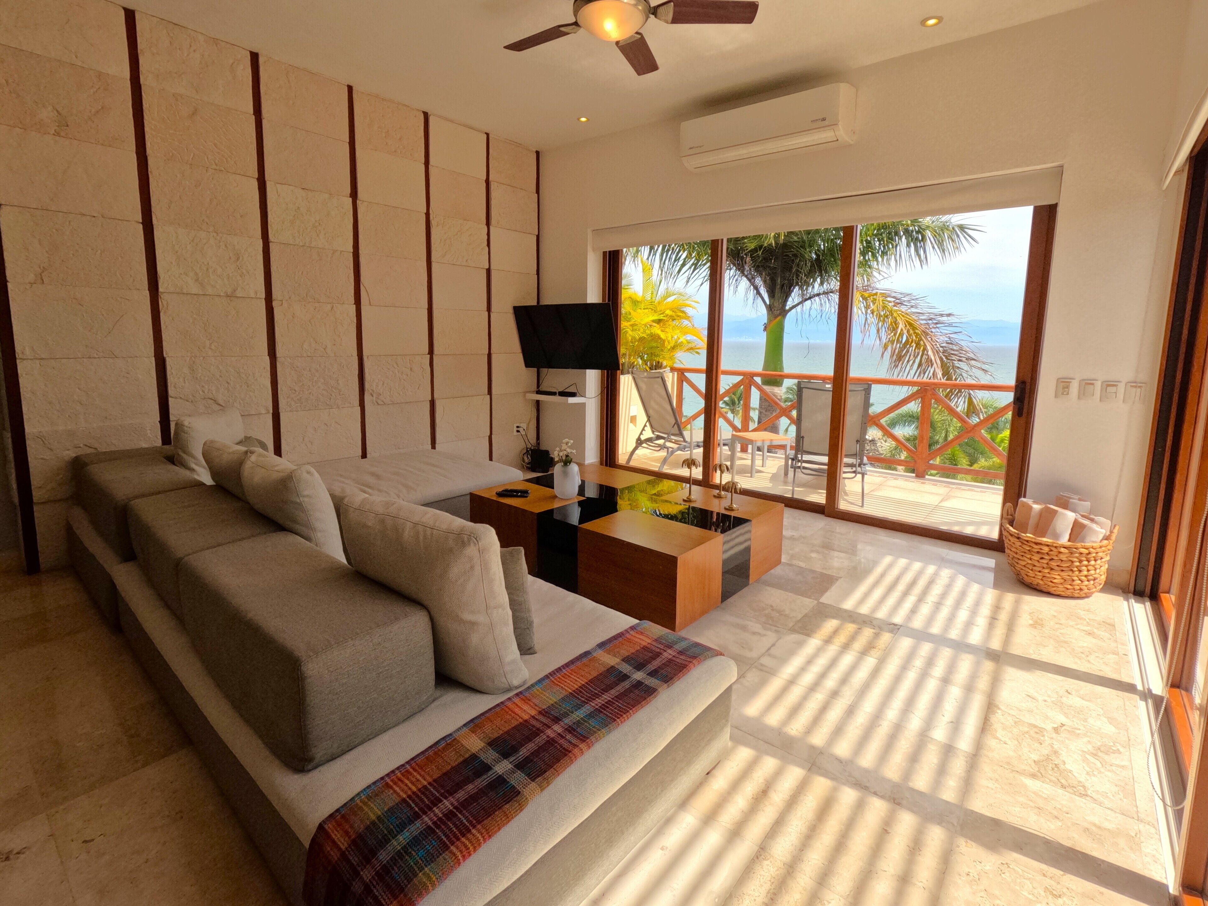 Oceanfront house/ private pool/ daily cleaning