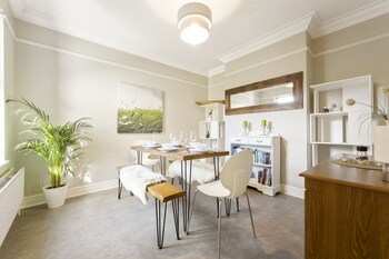 Family Friendly 3BR House w garden BBQ 