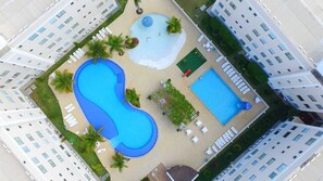 Utomhuspool och uppvärmd pool